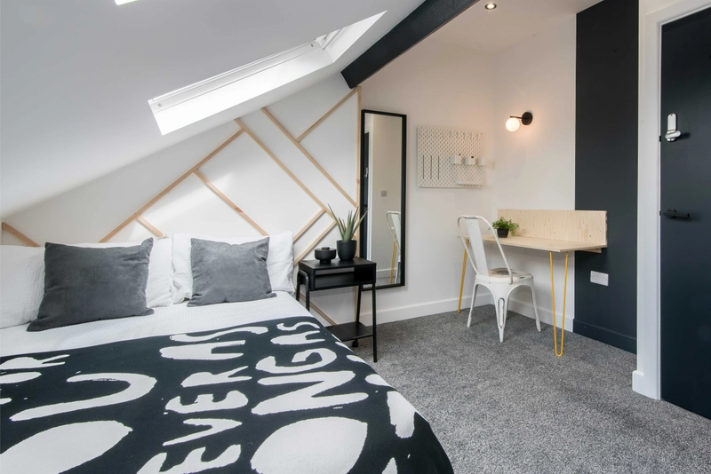 (Spare Rooms) | 5 Bed & 2 Bath | Bills Inc. | #BeOriginal - Thumbnail 1